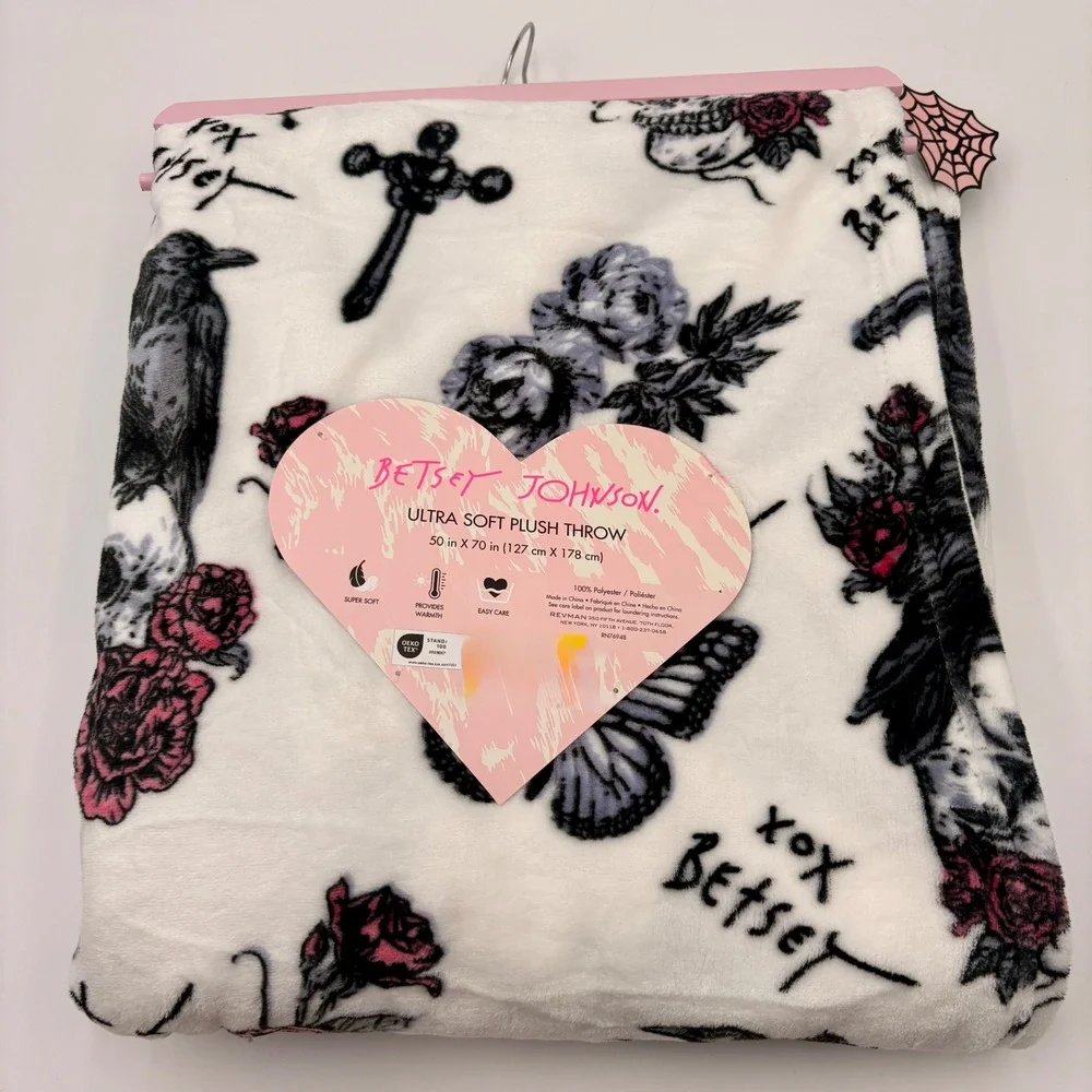 Betsey Johnson Halloween Ultra Plush Throw Blanket Gothic Skull Raven Pink Rose